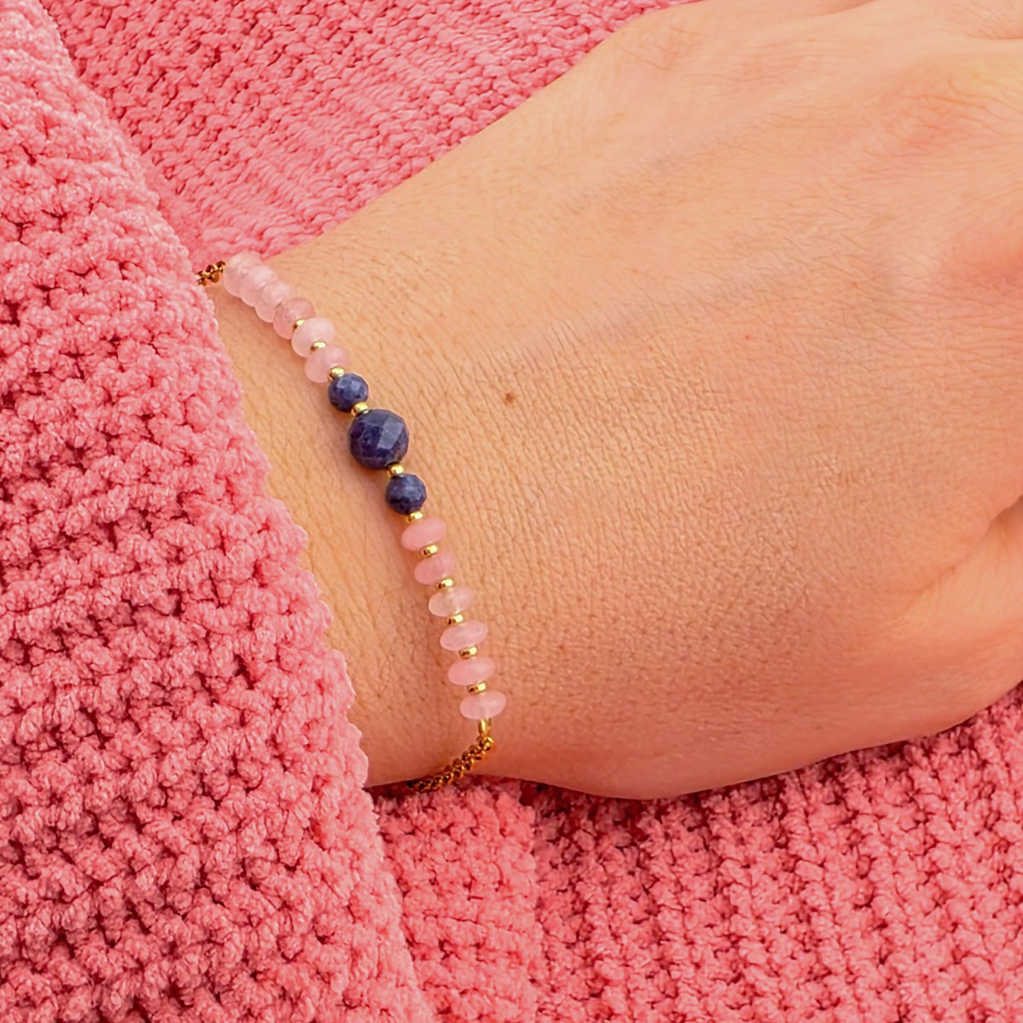 Obietnica miłości - bransoletka z szafirem i kwarcem różowym na łańcuszku