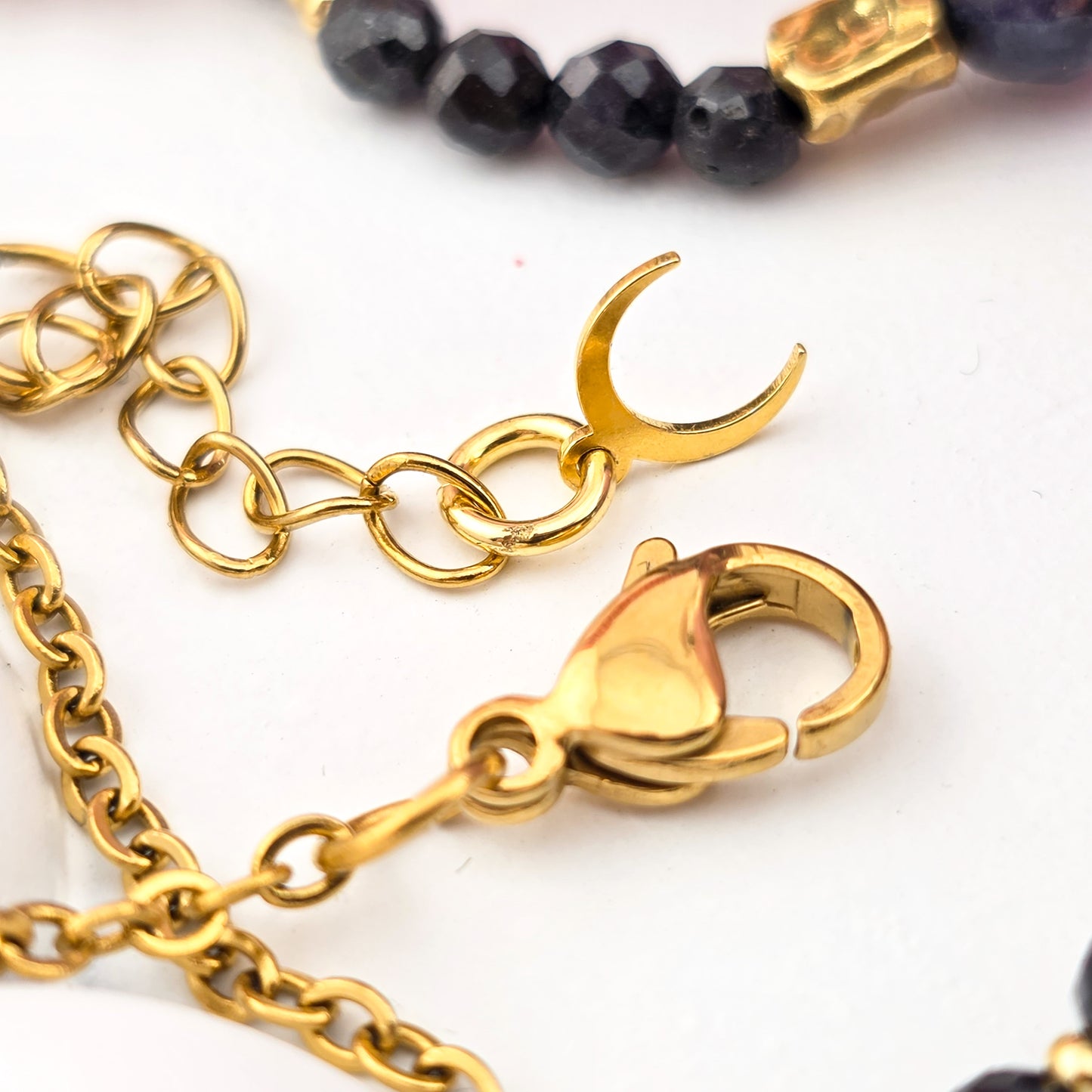 Bransoletka z Czarną  Białą perłą na łańcuszku