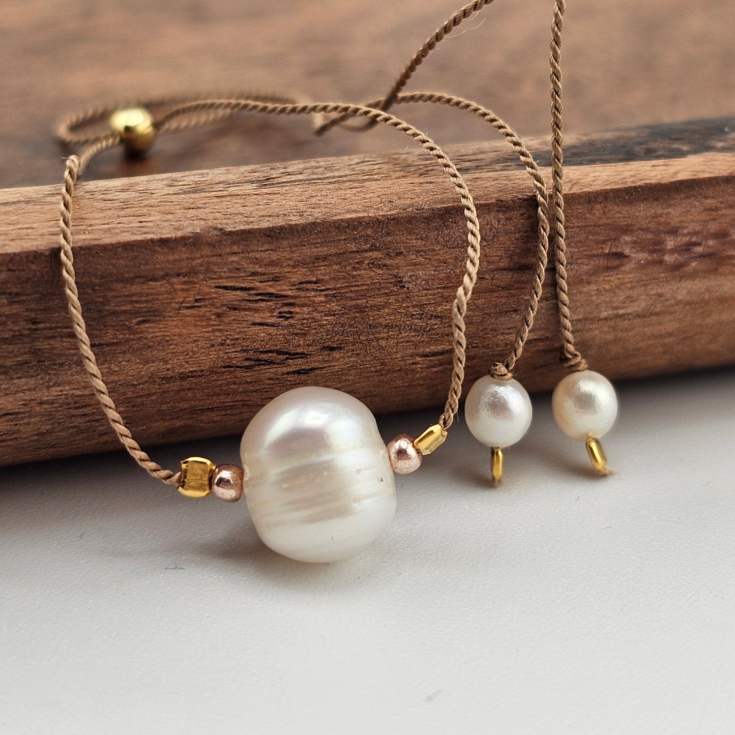 Bransoletka z perłą na sznurku Bride Team - wieczór panieński - panna młoda - bride