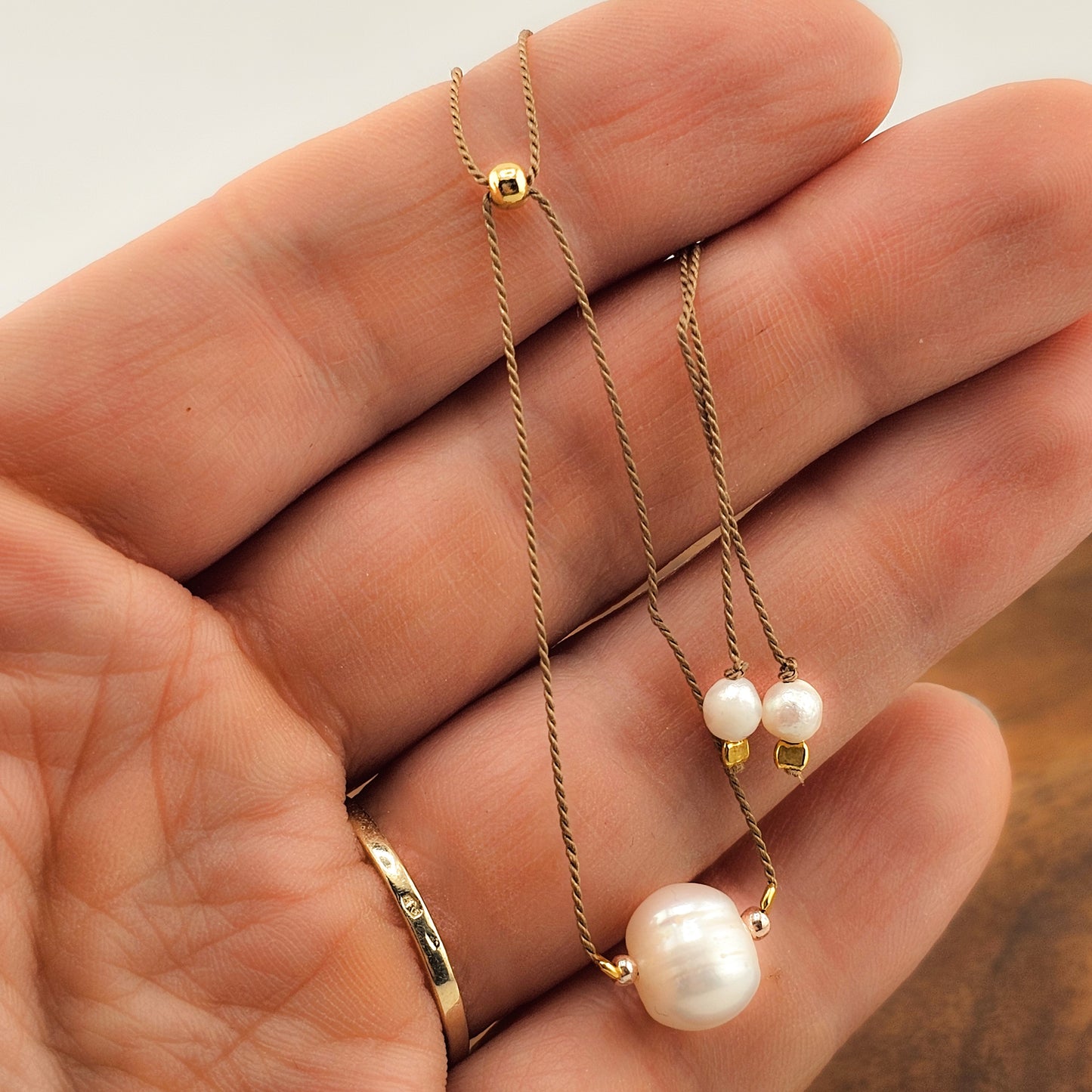 Bransoletka z perłą na sznurku Bride Team - wieczór panieński - panna młoda - bride