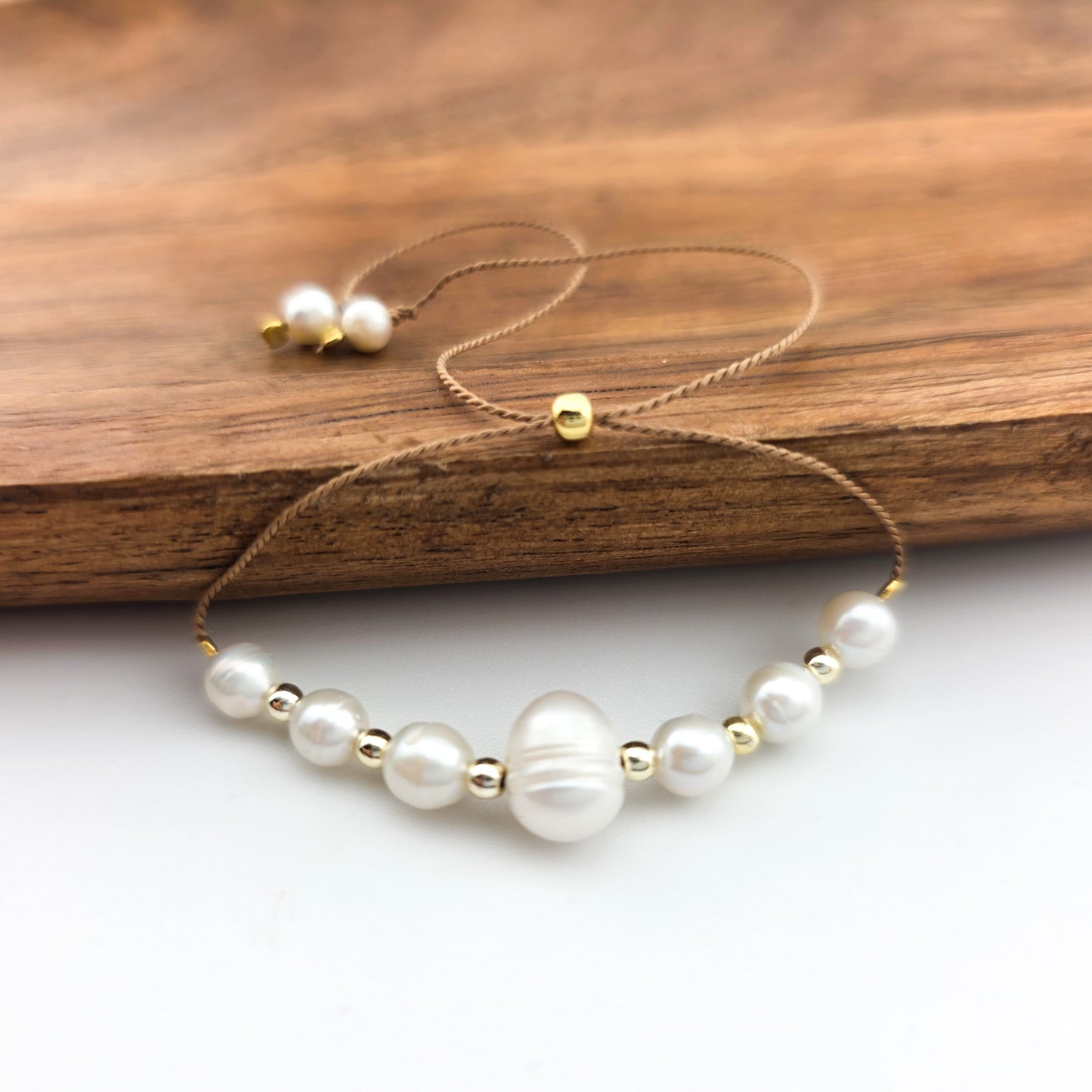 Bransoletka z perłami naturalnymi - na sznurku