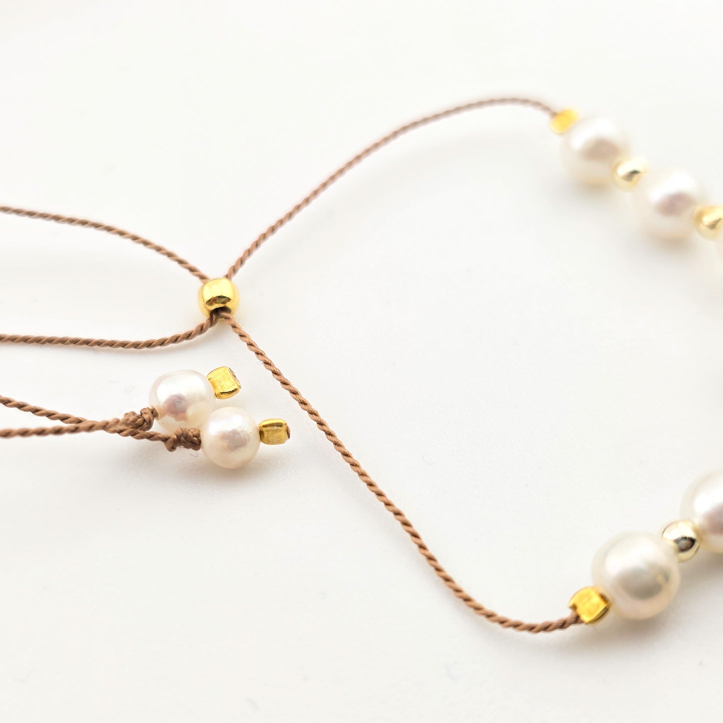 Bransoletka z perłami naturalnymi - na sznurku
