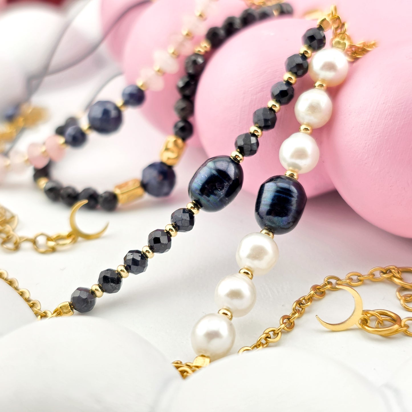 Bransoletka z Czarną  Białą perłą na łańcuszku