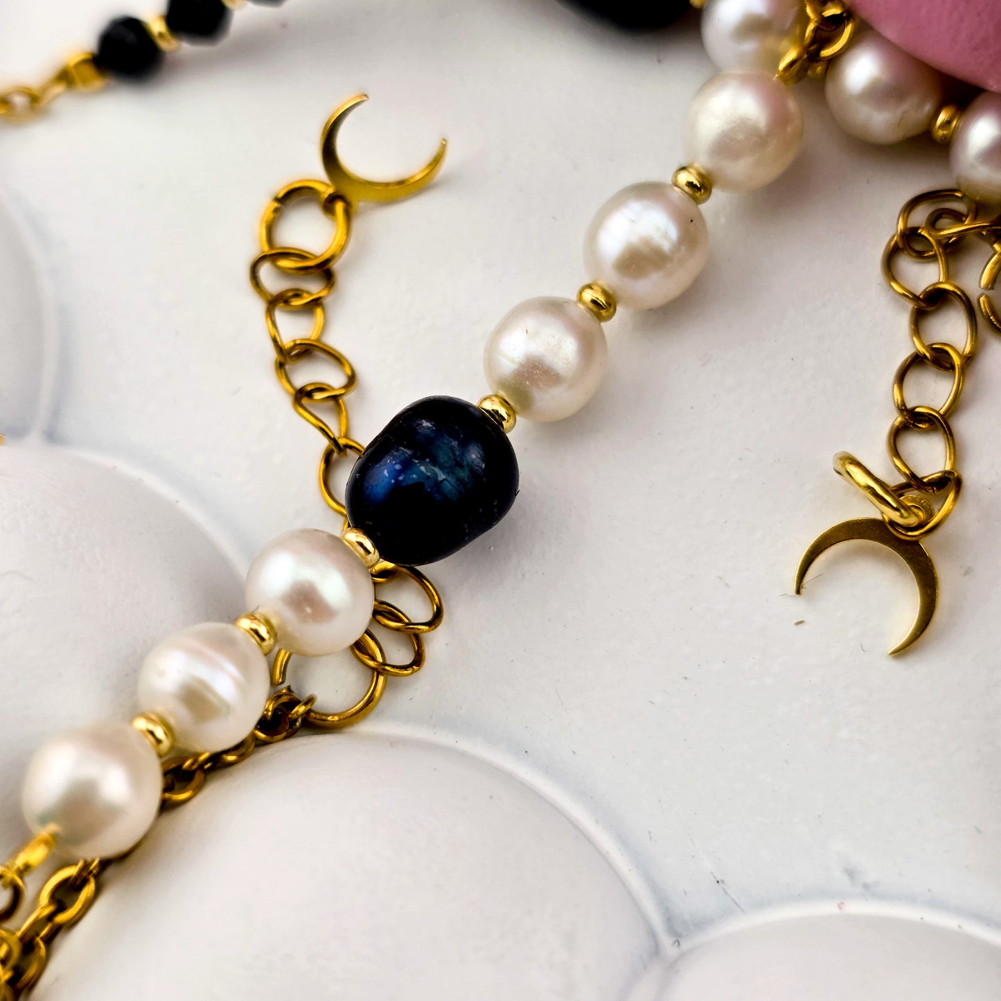 Bransoletka z Czarną  Białą perłą na łańcuszku