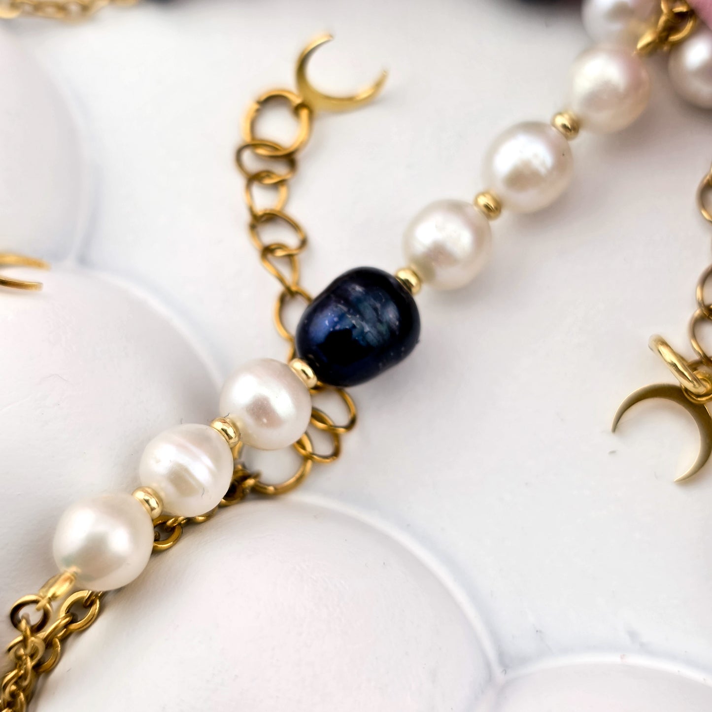 Bransoletka z Czarną  Białą perłą na łańcuszku