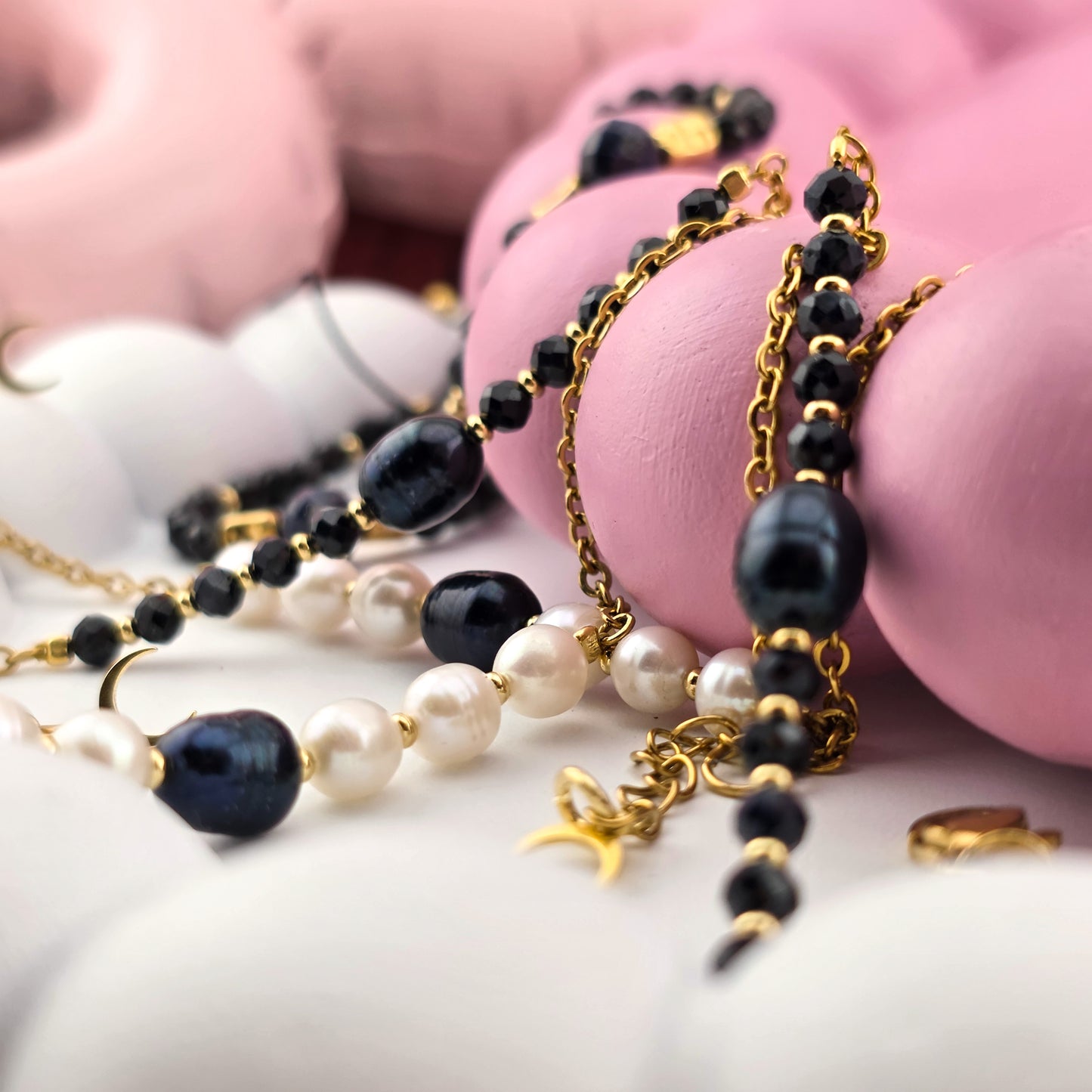 Czarna perła z szafirem - Bransoletka na łańcuszku