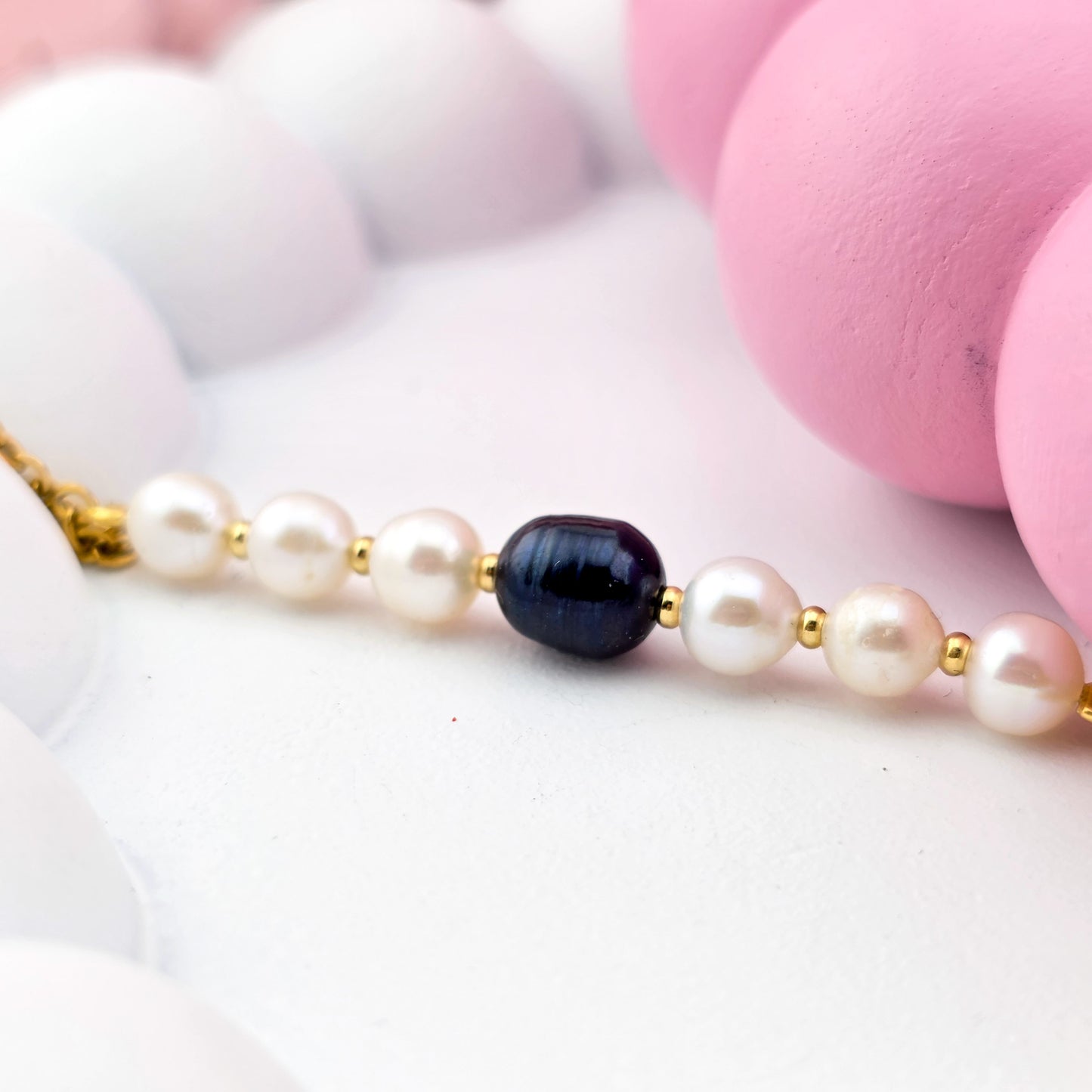 Bransoletka z Czarną  Białą perłą na łańcuszku