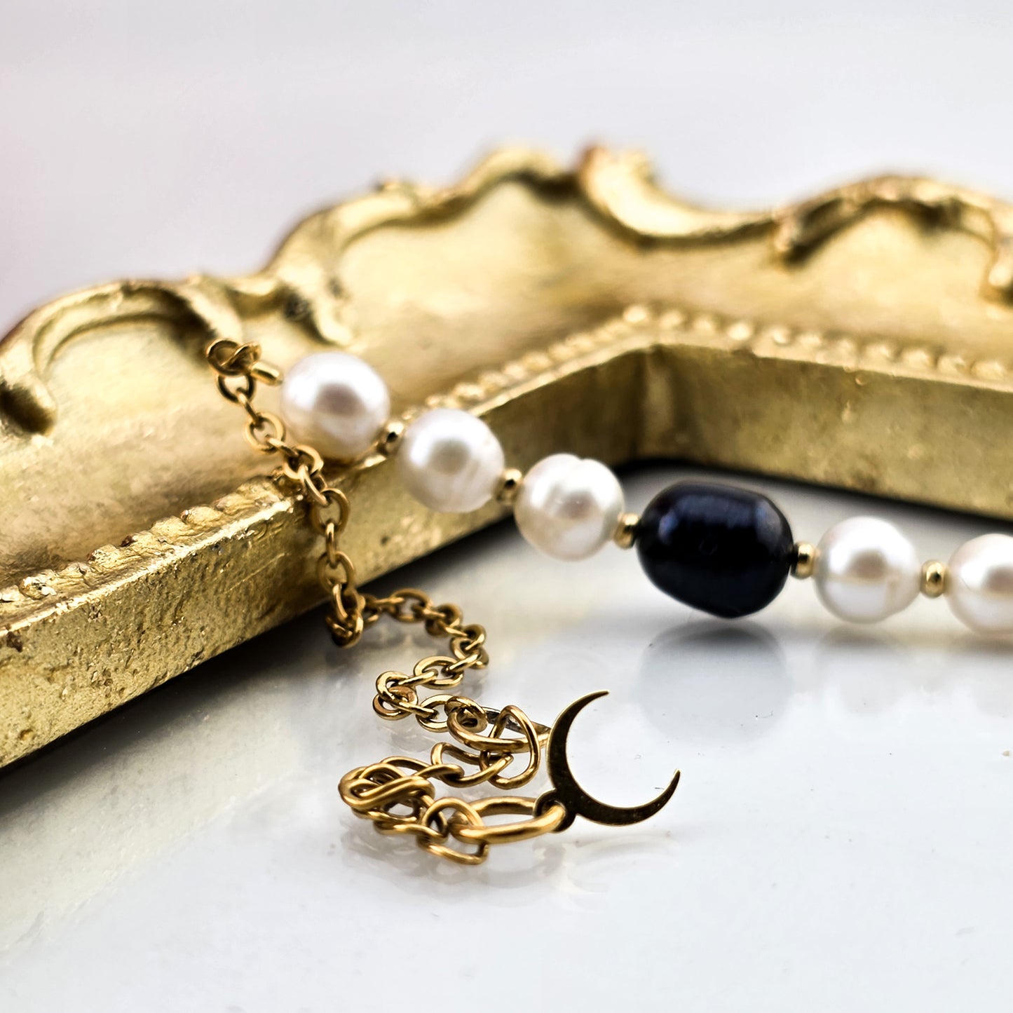 Bransoletka z Czarną  Białą perłą na łańcuszku