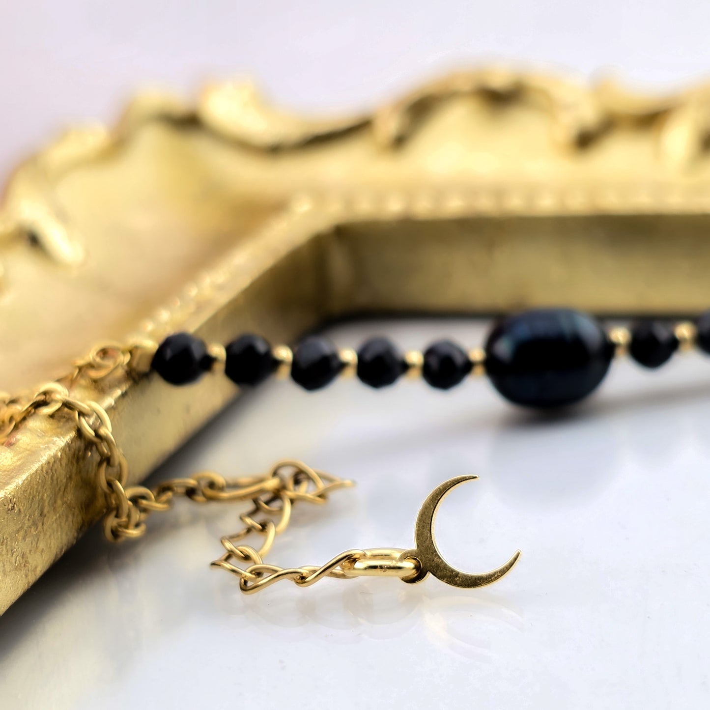 Czarna perła z szafirem - Bransoletka na łańcuszku