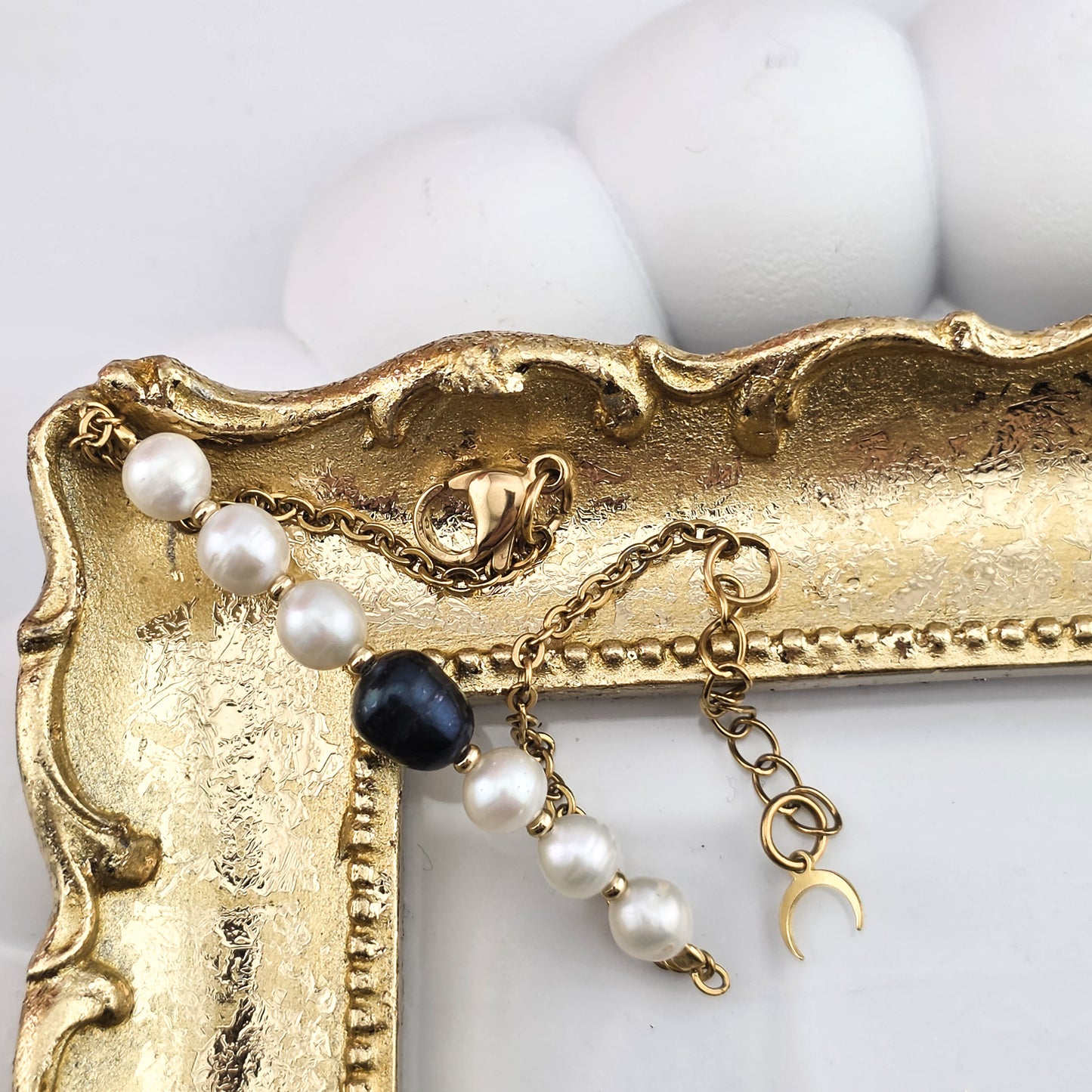 Bransoletka z Czarną  Białą perłą na łańcuszku