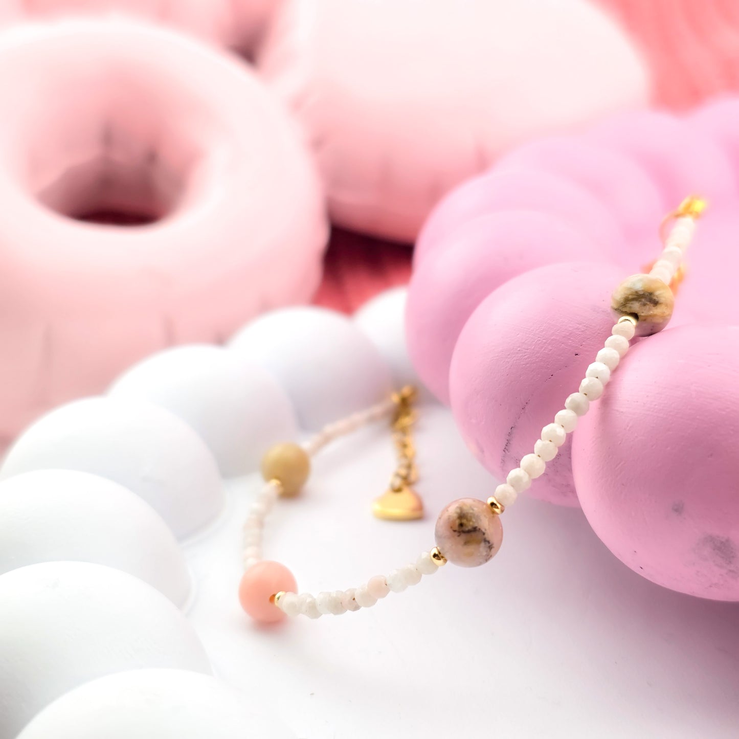 BRANSOLETKA Z OPALI RÓŻOWYCH NA ŻYŁCE