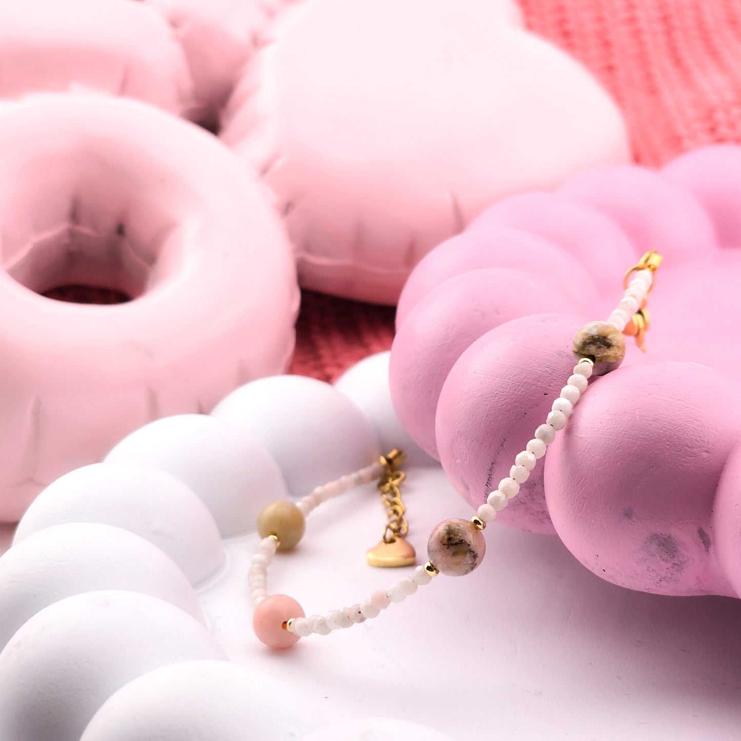 BRANSOLETKA Z OPALI RÓŻOWYCH NA ŻYŁCE