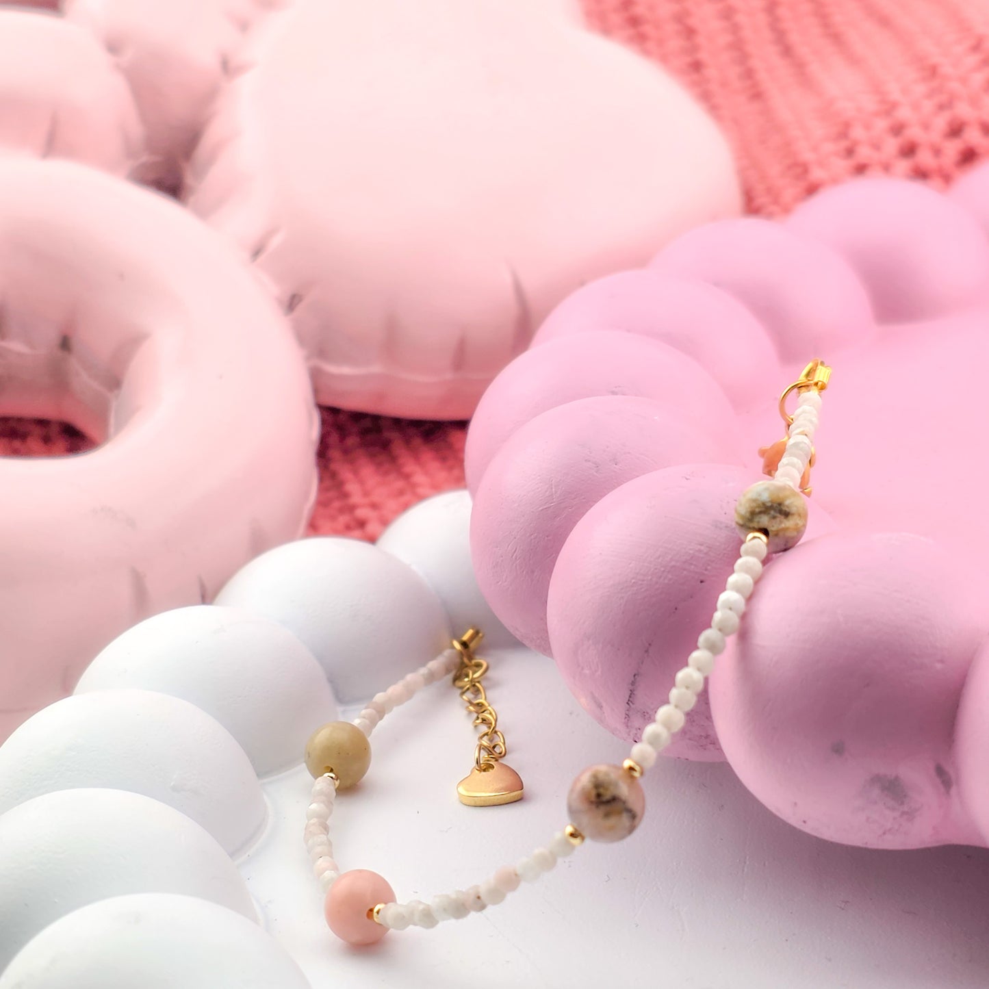 BRANSOLETKA Z OPALI RÓŻOWYCH NA ŻYŁCE