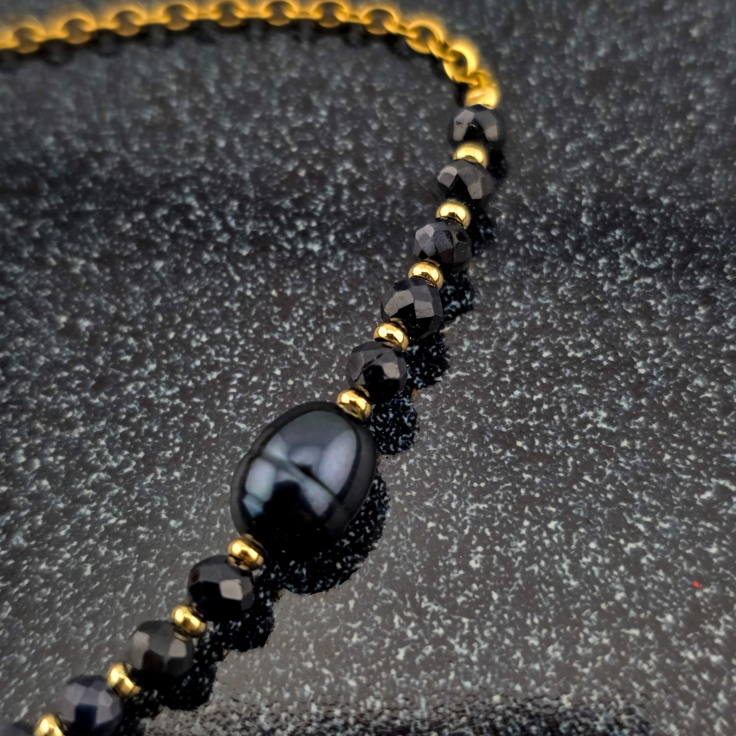 Czarna perła z szafirem - Bransoletka na łańcuszku