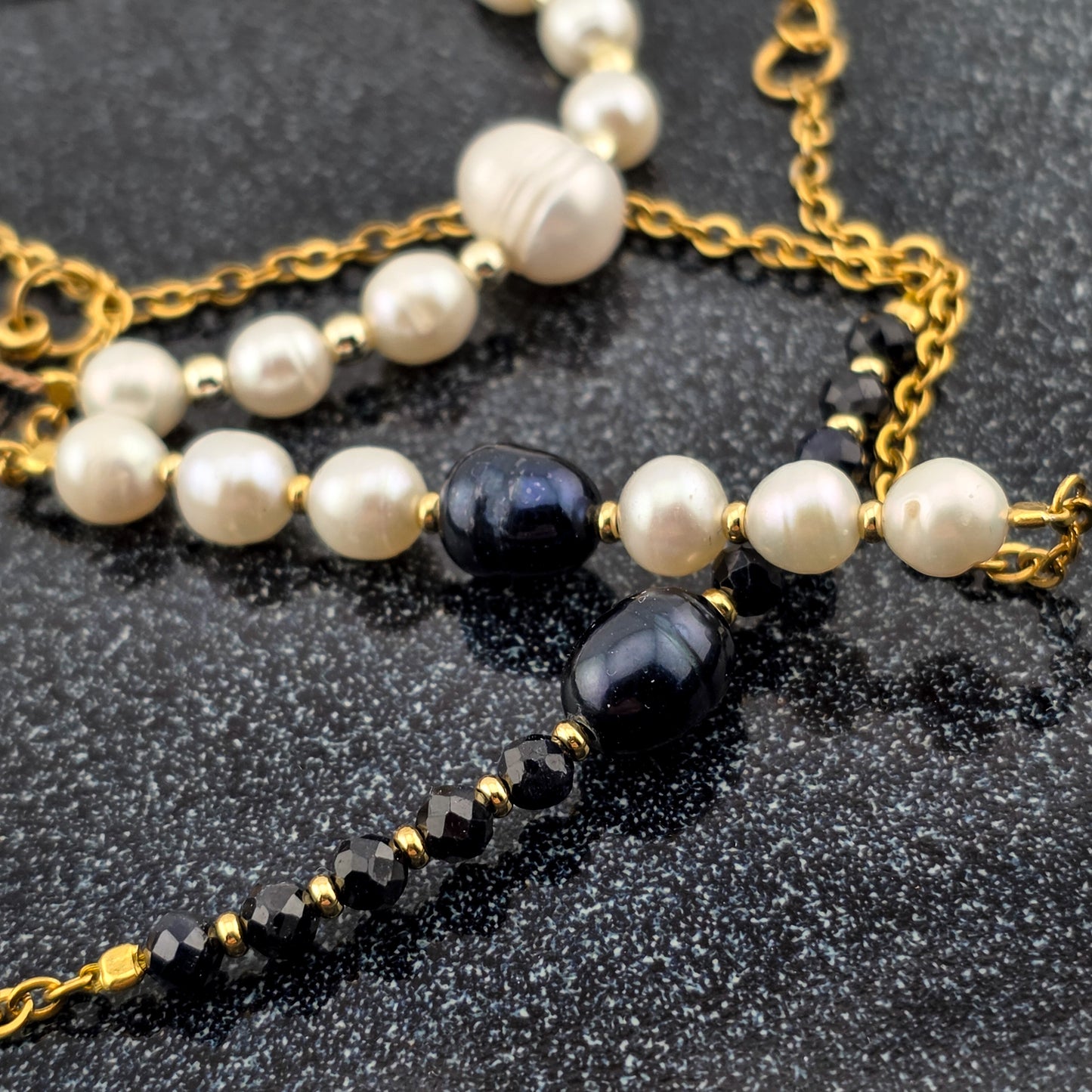 Czarna perła z szafirem - Bransoletka na łańcuszku