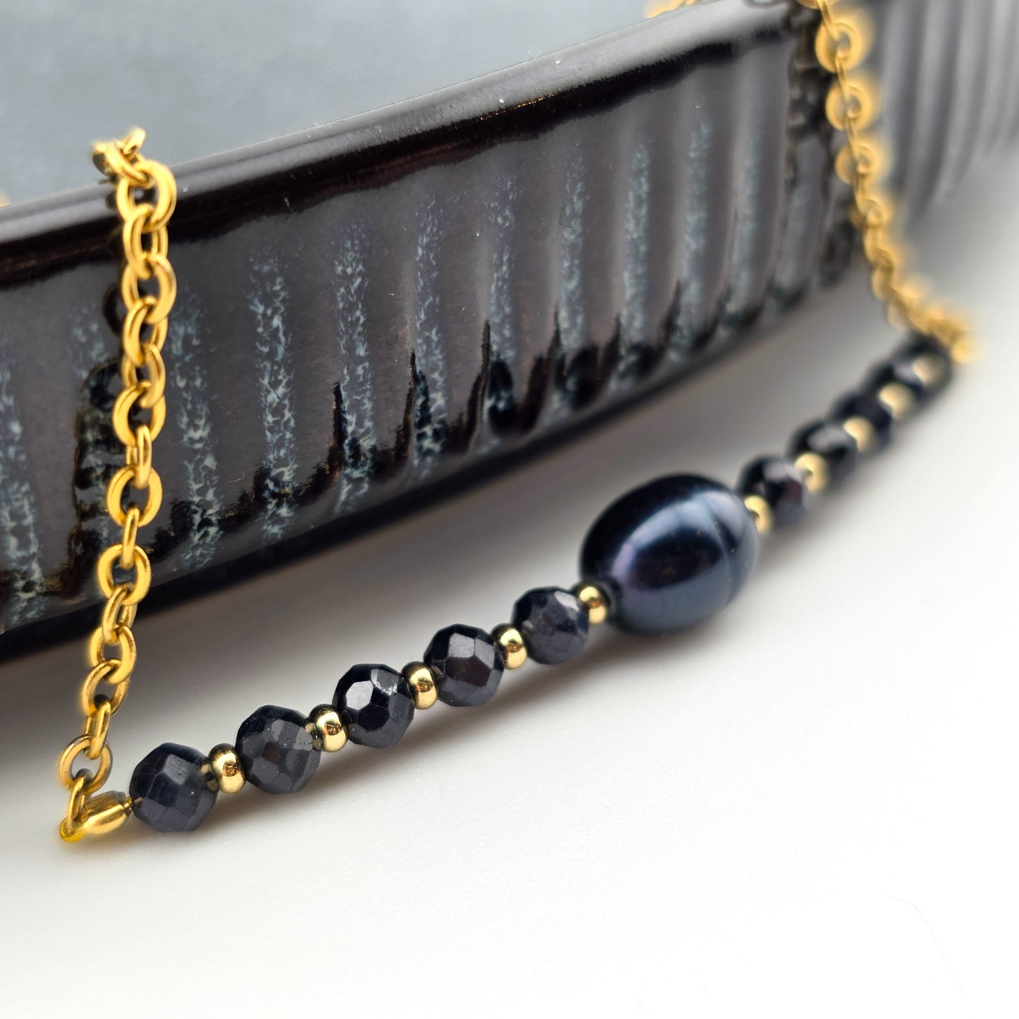 Czarna perła z szafirem - Bransoletka na łańcuszku