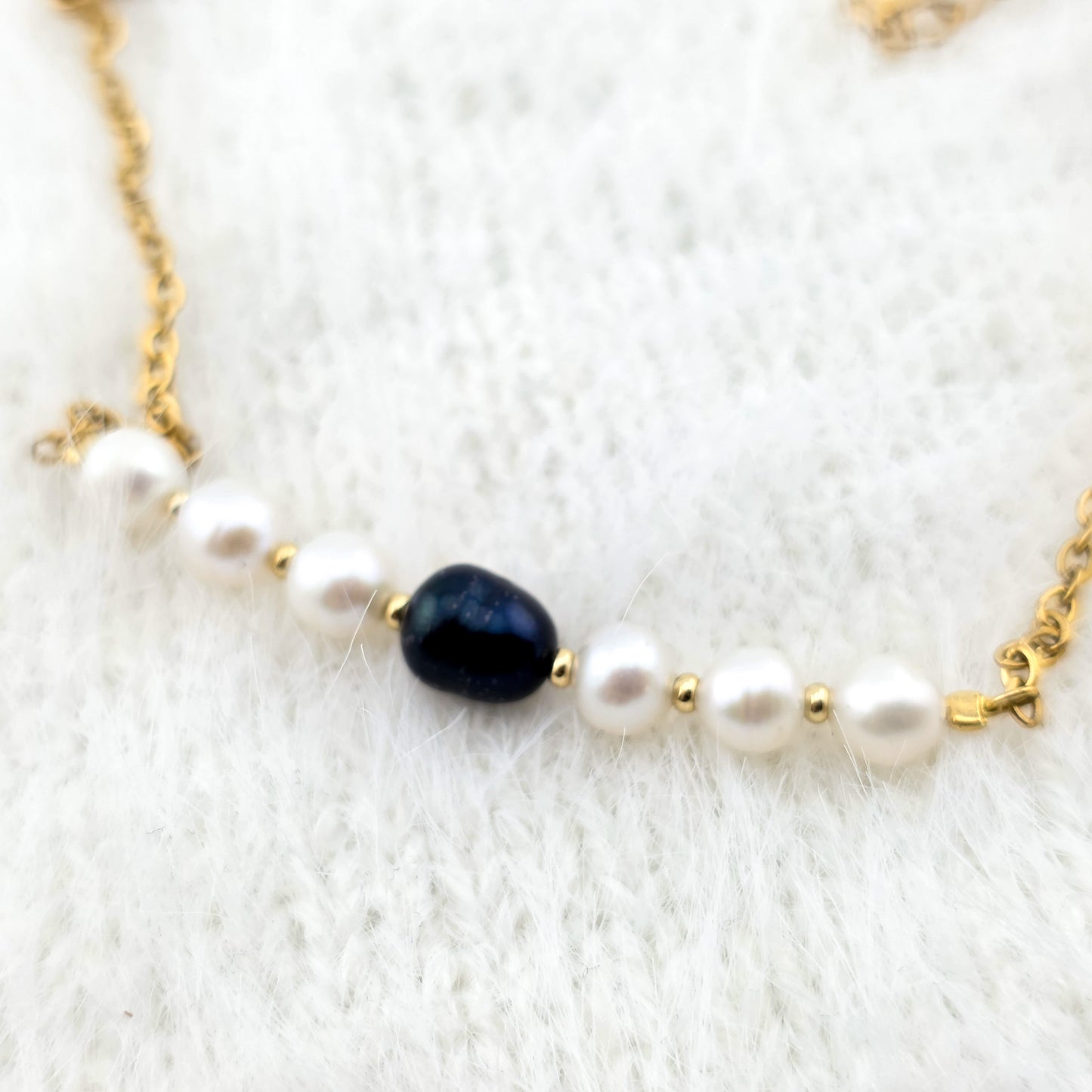 Bransoletka z Czarną  Białą perłą na łańcuszku