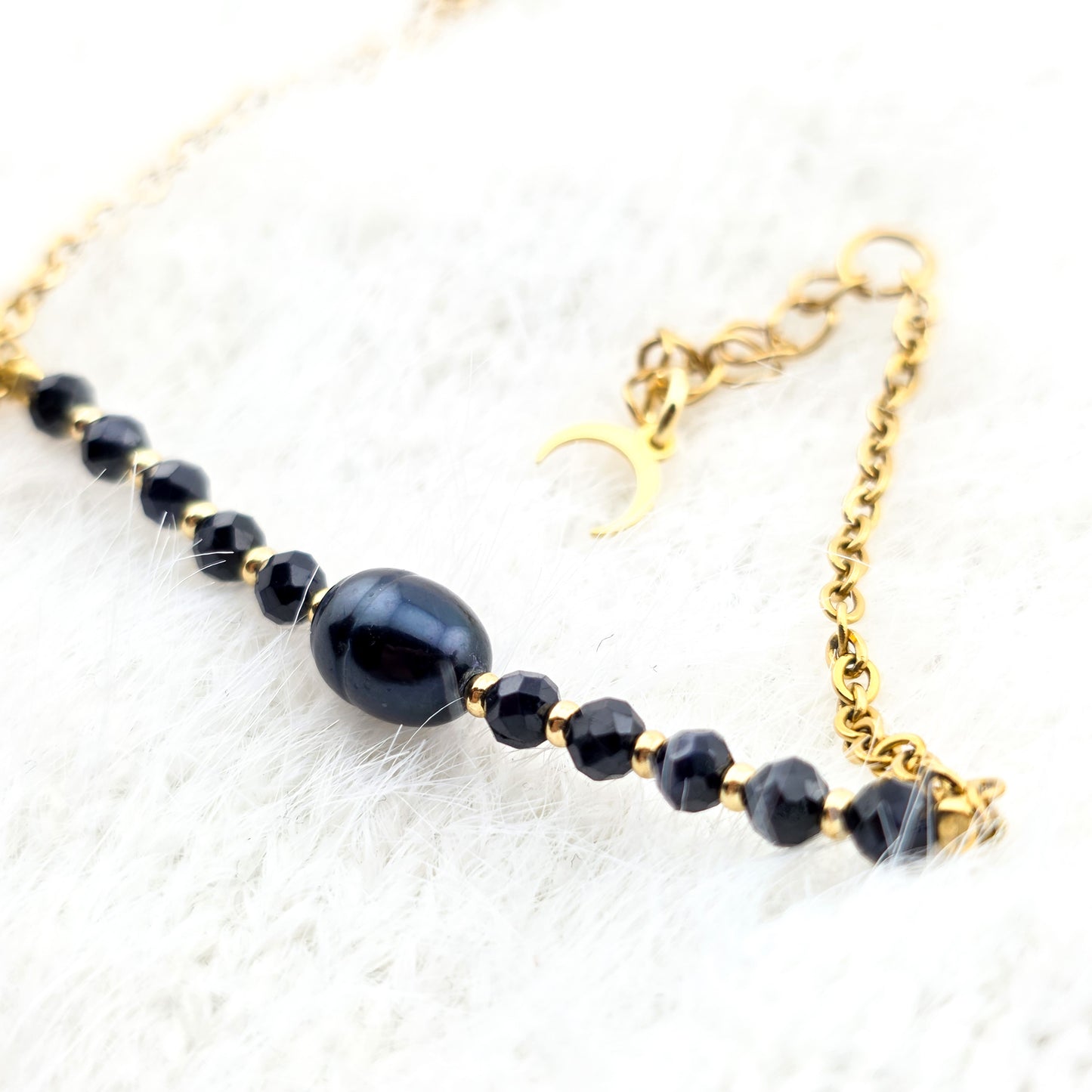 Czarna perła z szafirem - Bransoletka na łańcuszku