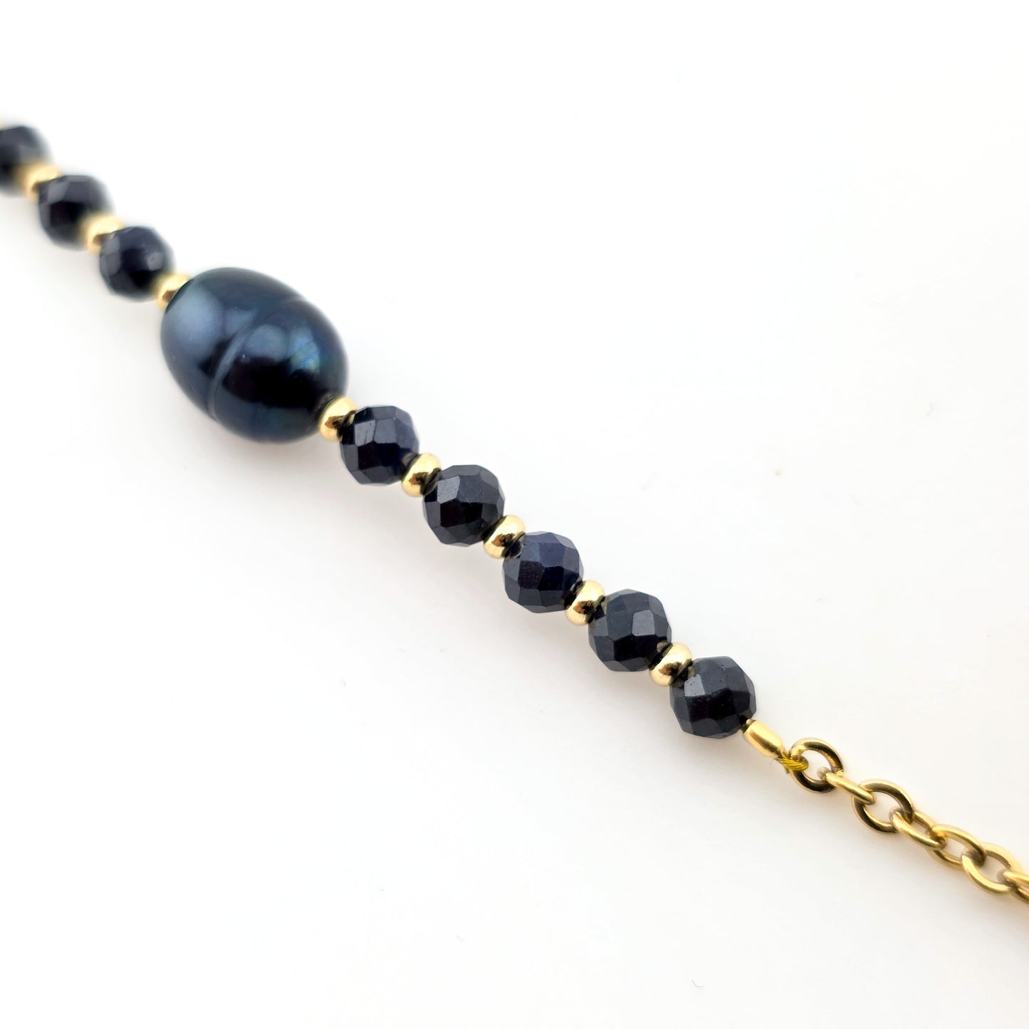 Czarna perła z szafirem - Bransoletka na łańcuszku