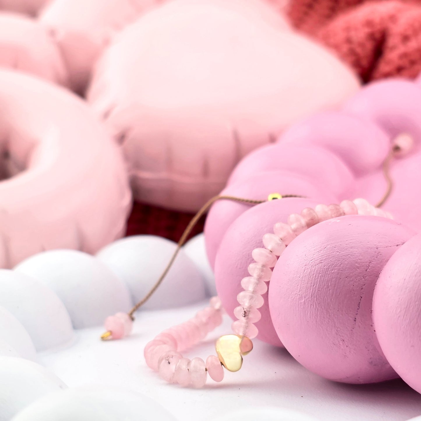 BRANSOLETKA Z KWARCEM RÓŻOWYM i hematytowym sercem na sznurku - WALENTYNKI