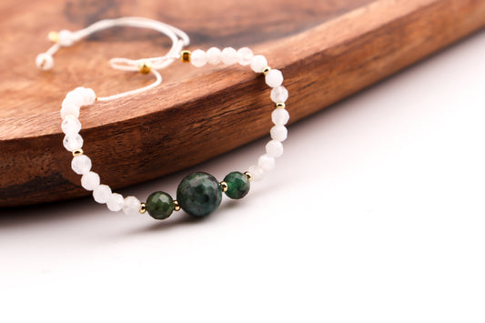 TALIZMAN MIŁOŚCI - BRANSOLETKA ZE SZMARAGDEM I KAMIENIEM KSIĘŻYCOWYM