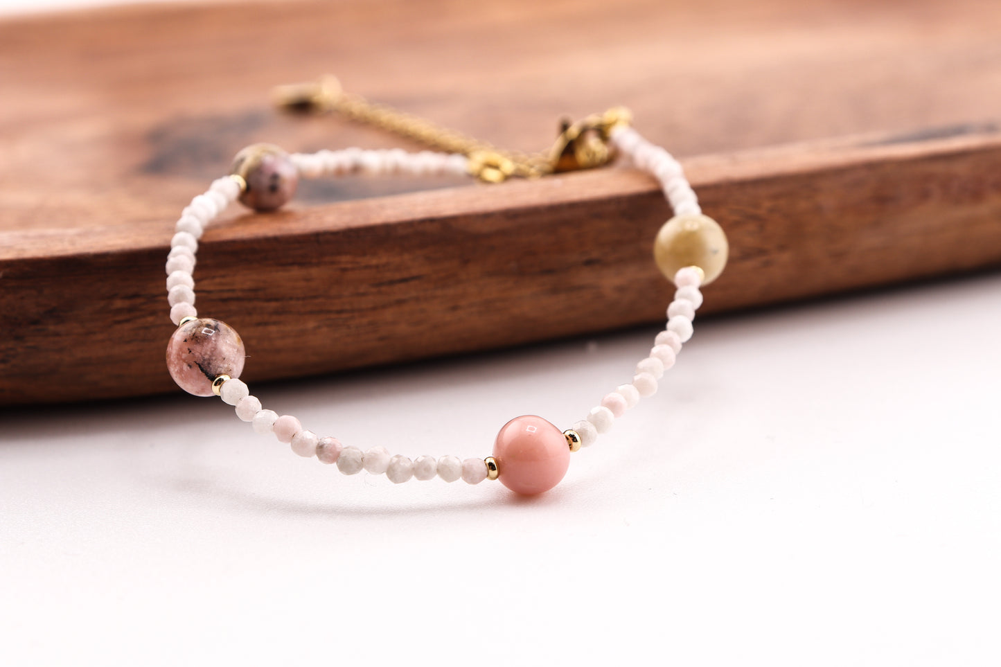 BRANSOLETKA Z OPALI RÓŻOWYCH NA ŻYŁCE