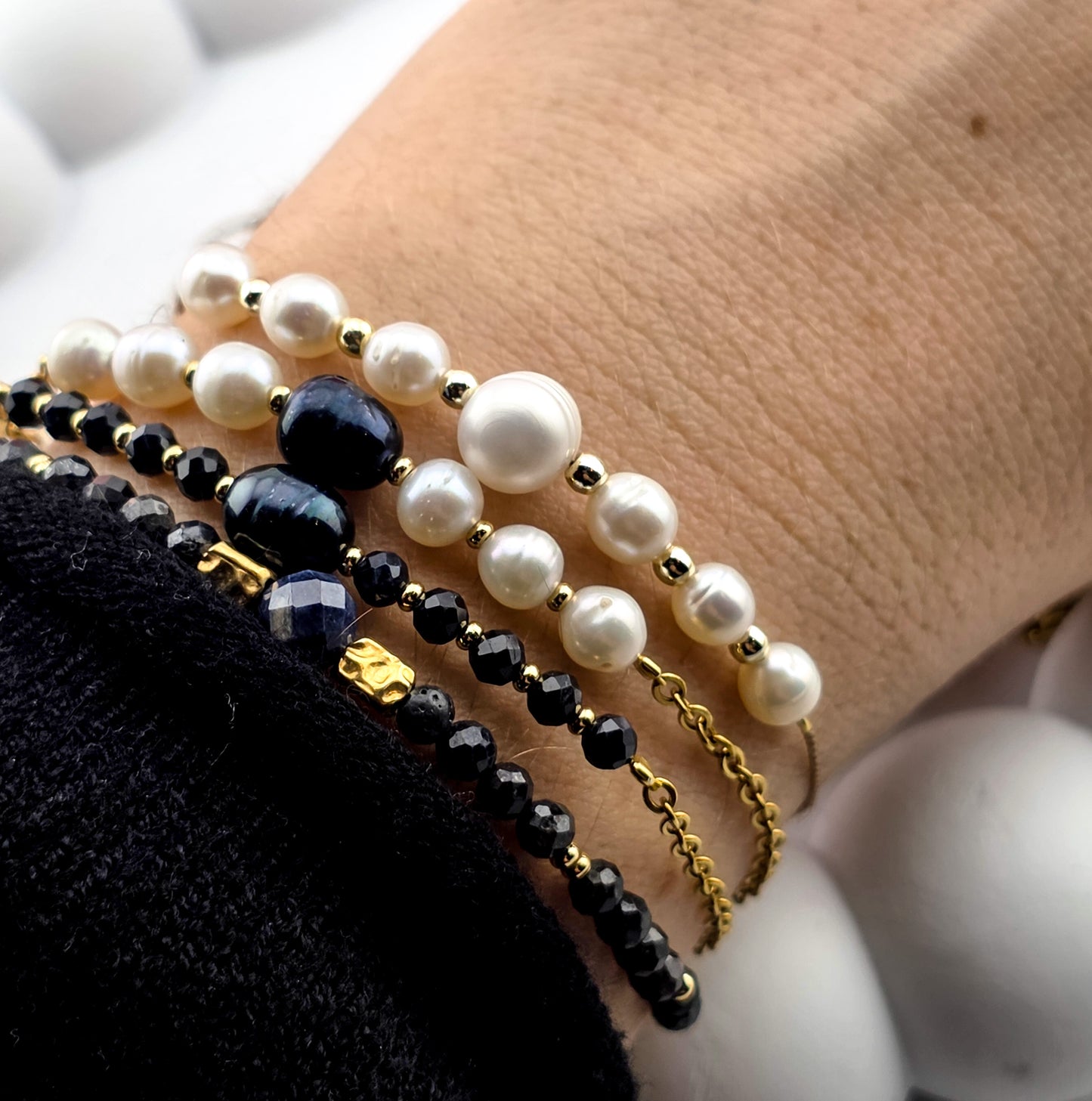 Czarna perła z szafirem - Bransoletka na łańcuszku