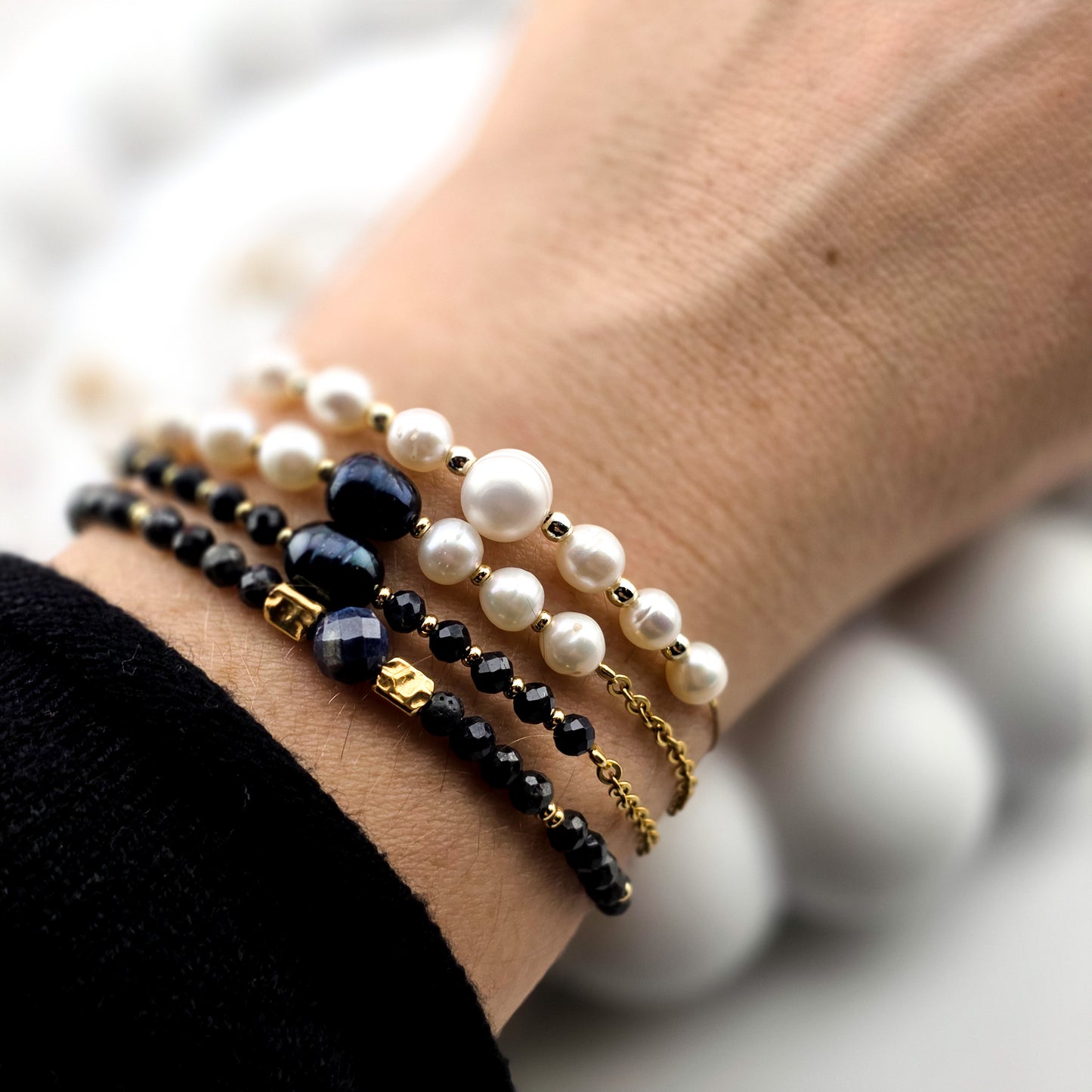 Bransoletka z Czarną  Białą perłą na łańcuszku