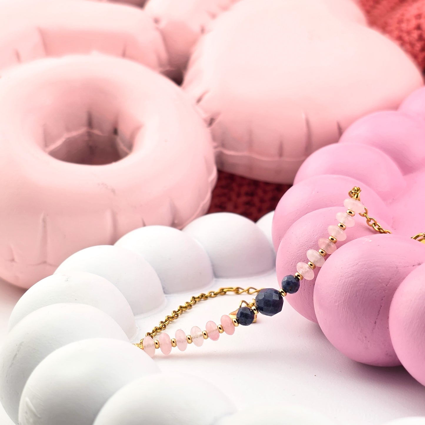 Obietnica miłości - bransoletka z szafirem i kwarcem różowym na łańcuszku